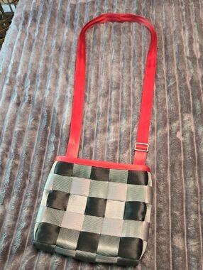 Harveys Woven Seatbelt Streamline Crossbody Bag in Pure Detroit